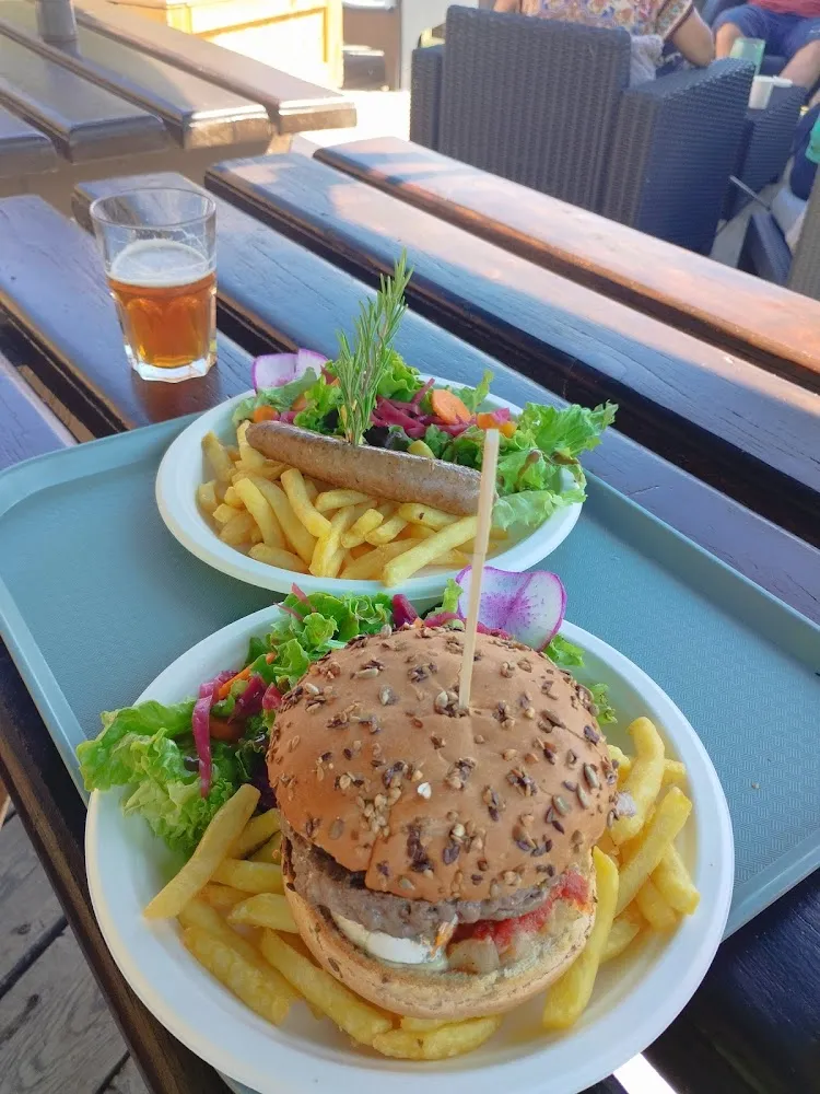 Le Bacchus Burger Et la Saucisse Montagnarde Avec Frites